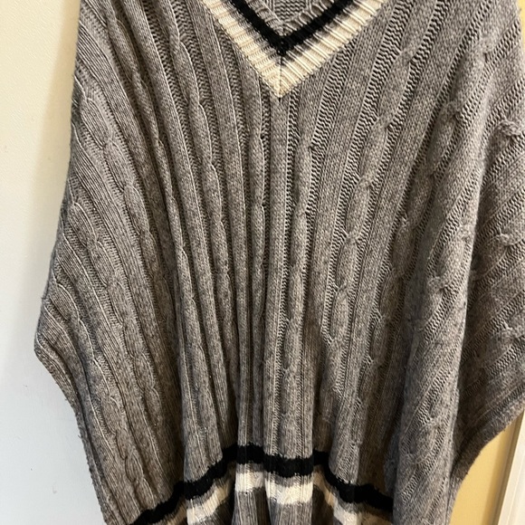 Ugg Poncho XS/S fits most - Picture 6 of 9